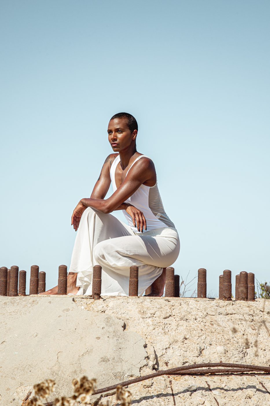 Lidia Carew su un pontile sul mare